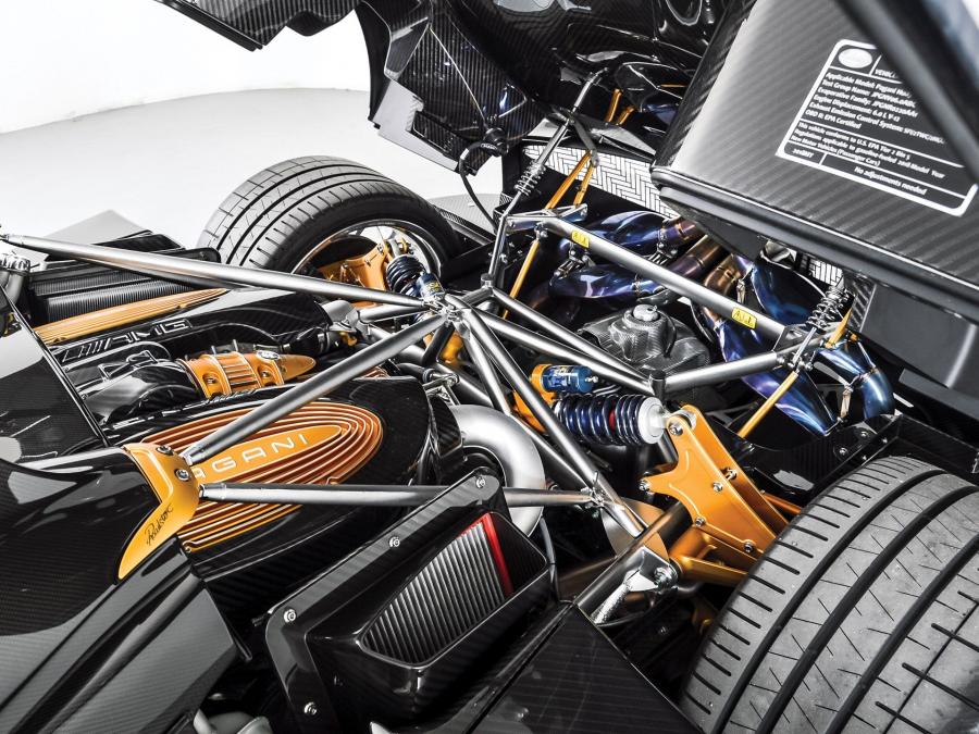 Моторный отсек Pagani Huayra Roadster (42 of 100) 2018 года  (фото 18 из 37)